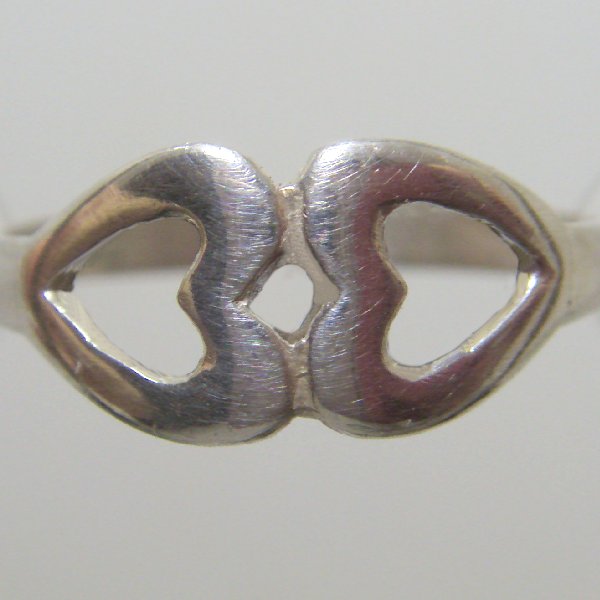 (r1254)Anillo de plata motivo corazn doble.